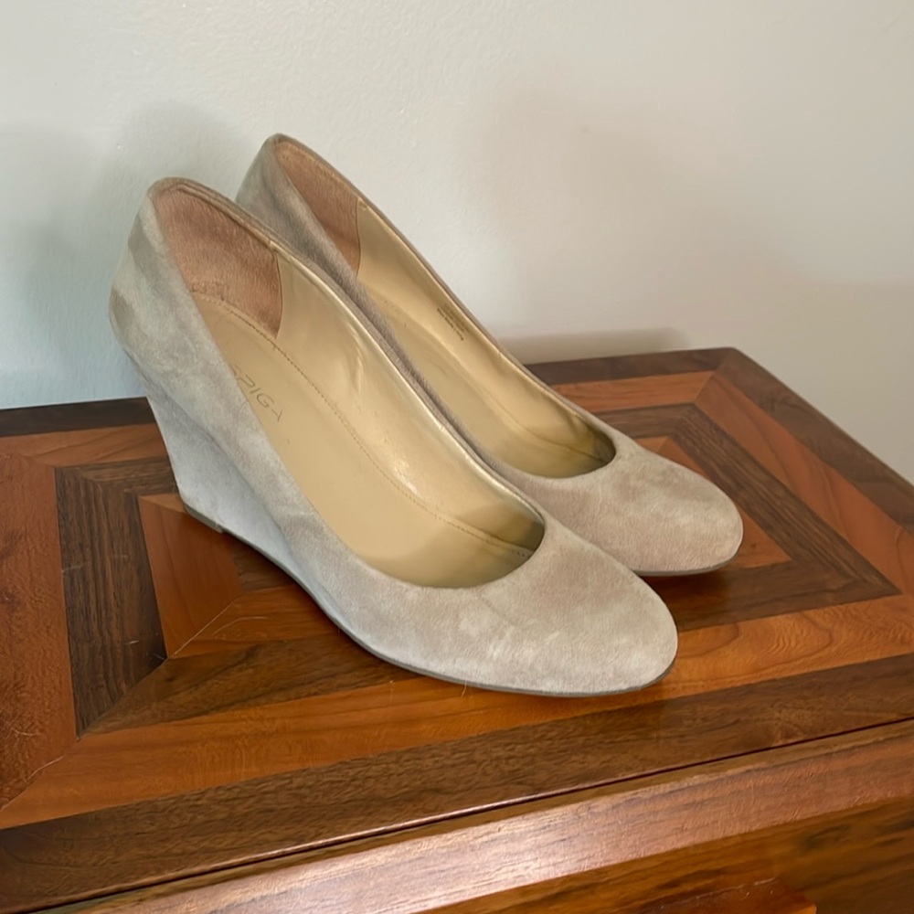 Via Spiga Women’s Taupe Suede Wedge size 8